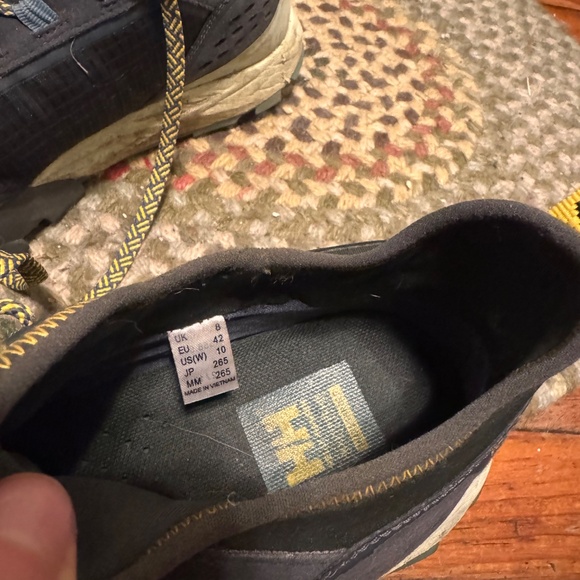 Stylish Helly Hansen women's shoes. Black with yellow accents. Durable and comfo - Picture 5 of 6